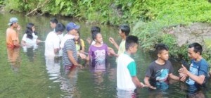 On the last day, 4 sets of baptizers set up in the river to baptize 39 people