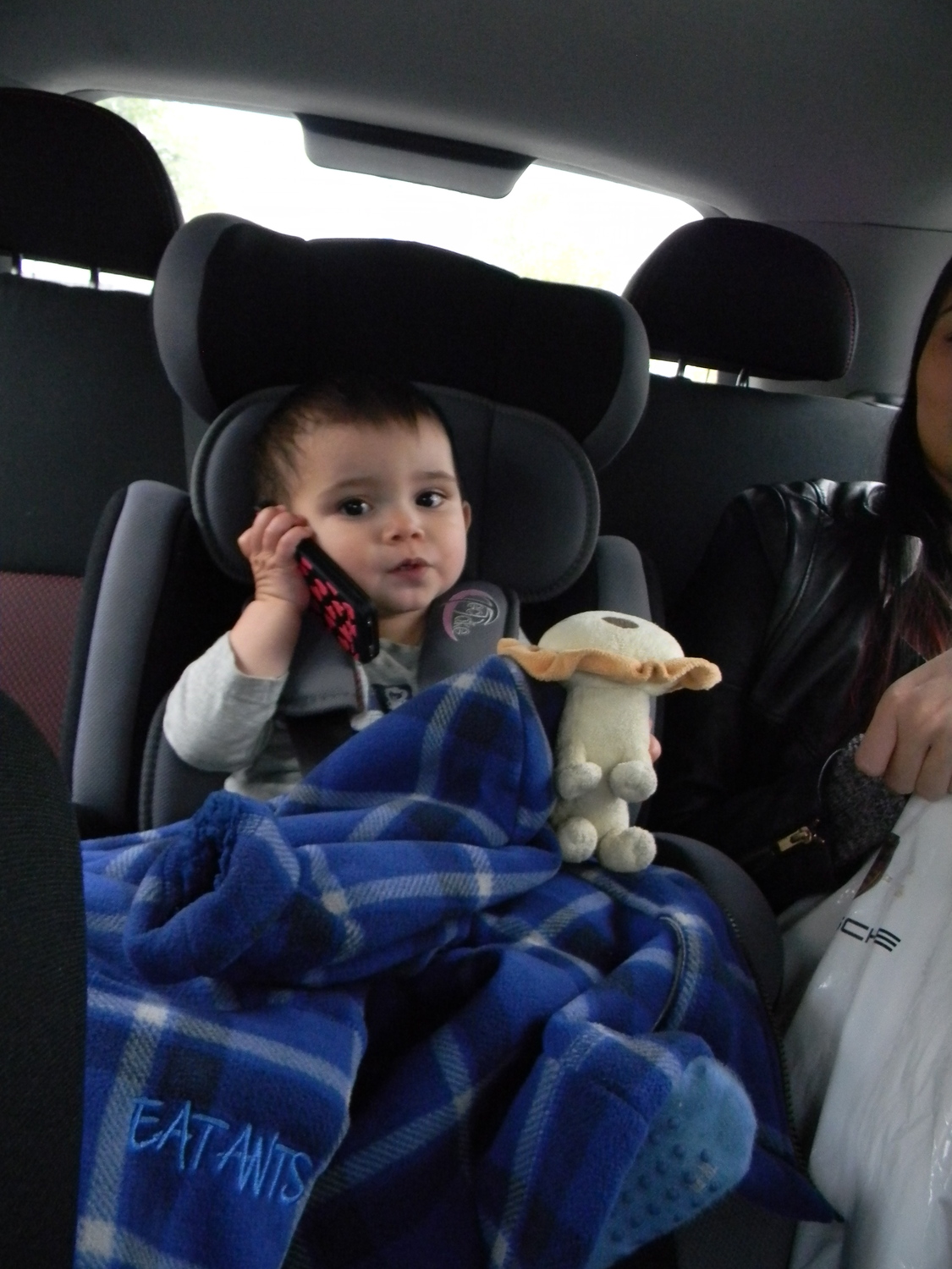 With Tante Sari's phone AND his lion