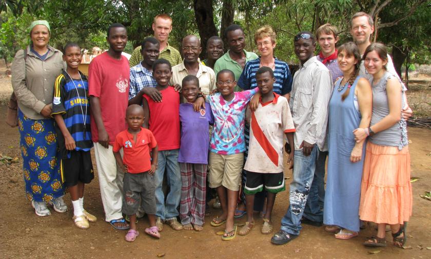 Back row: Regina da Silva, Elijah Bryant, Salu, Masalu, Dan Bryant, Abulay, Sajo, Dawuda, Ans Westerveld, Abraham, Colton, Yolanda, Kirk, Kayla; front row: Yaya (Salu's son), Bagar & Bunyamin (Masalu's sons), Corbin Bryant, Burama