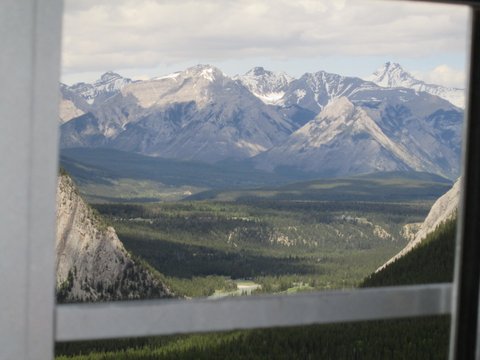 (family)A VIEW FROM THE GONDOLA AT BANFF